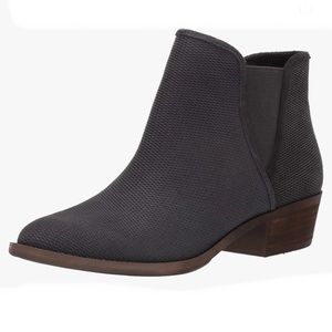 Kenzie Gerona|| Woman’s gray Boots size 7